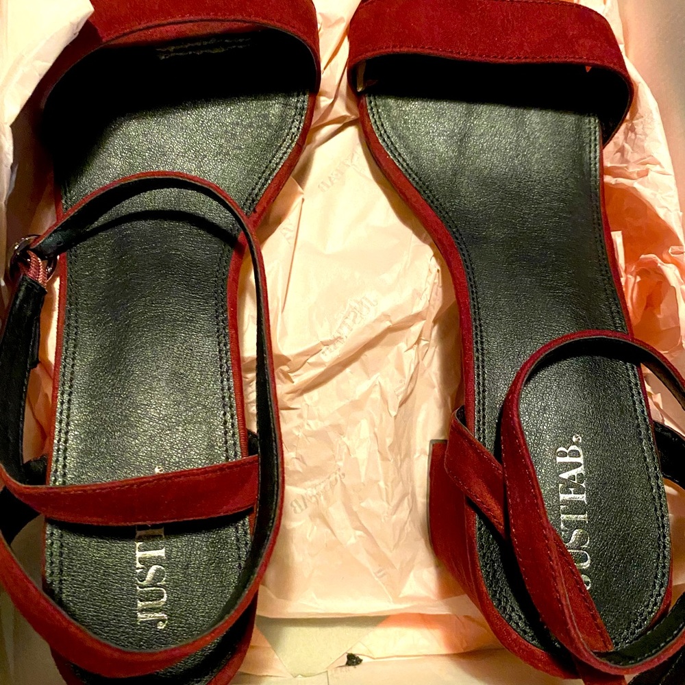 Just Fab size 9 burgundy wedge heels